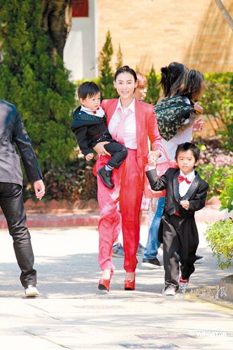 张柏芝参加弟弟婚礼心情大好Lucas鬼马躲镜头