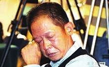46岁王志文疲惫现身揉眼解乏面色显憔悴(图)