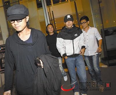 谢霆锋古巨基密谋买铺带“女友”相约菜馆密谈(图)