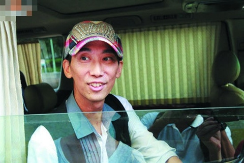 张达明患病后首露面行动缓慢身体虚弱仍搞笑十足