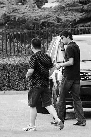 鄢颇被砍后低调外出身材发福啤酒肚微凸(图)