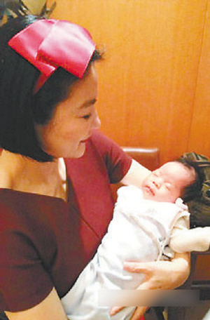 罗大佑为女儿摆满月酒林青霞抱宝宝大赞可爱(图)