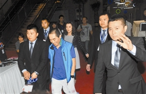 张艺谋力挺范冰冰新片全程玩失踪遭偷拍傻笑(图)