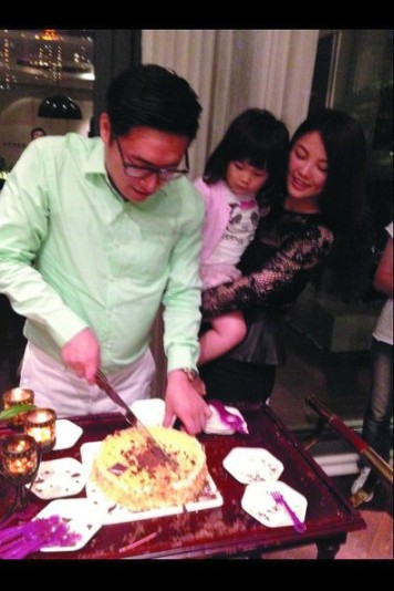李湘懒理婚变传闻怀抱爱女为老公温馨庆生(图)