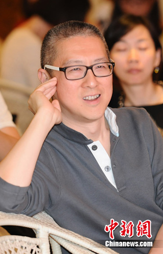 花美男魔术师挑战刘谦徒手变钢制餐叉为心形戒指