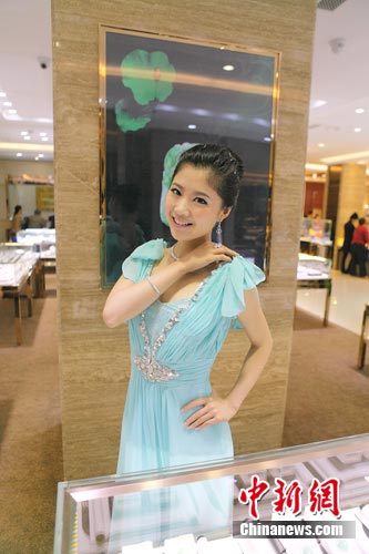 洲际小姐温晓菁赴知名珠宝品牌典礼礼服高贵