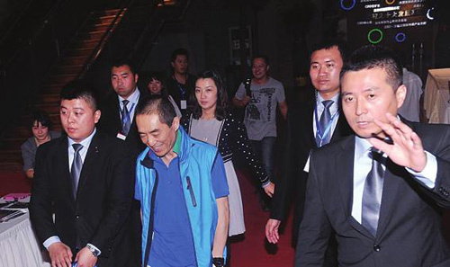 张艺谋现身4保镖护送低头走路笑避媒体(图)
