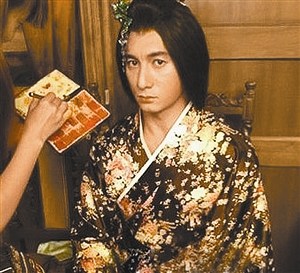 吴奇隆晒男扮女装照:甘婷婷,扮女的我也比你美