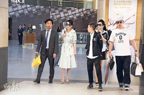 刘嘉玲戴大墨镜购物全程微笑助手帮拿战利品(图)