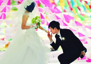 张杰庆结婚周年晒“吻手婚照”深情向谢娜示爱(图)