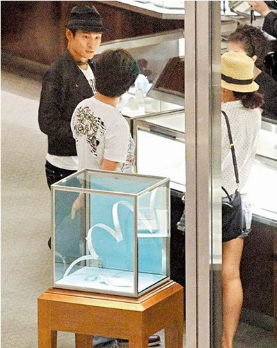 杜德伟11月婚宴港台各办一场买3克拉钻戒送老婆