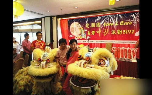 张柏芝带Lucas参加中秋派对开心与舞狮合影(图)