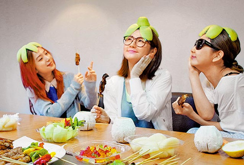 Selina自嘲脸圆像月亮Ella、Hebe赏“月”逗趣