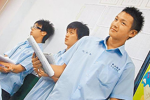 柯震东回首学生恋情:借纸条传情21天就相恋
