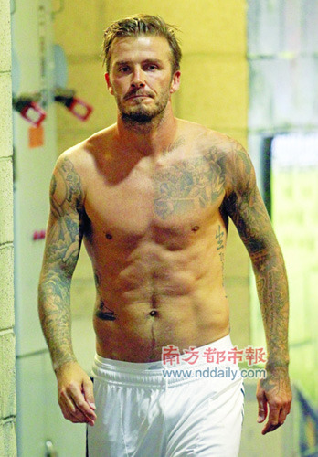 贝克汉姆赤裸上身大秀文身腹肌显而易见(图)