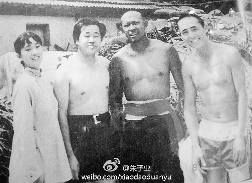 《红高粱》旧照曝光张艺谋半裸狂野巩俐青涩(图)