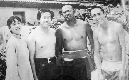 《红高粱》旧照曝光张艺谋亮色裤头抢眼(图)