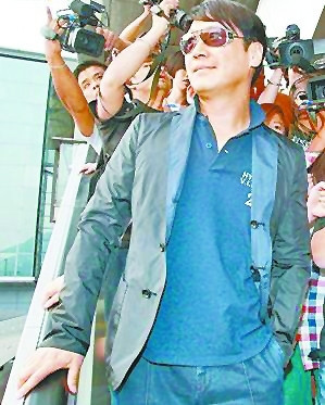黎明离婚后憔悴现身对第三者传闻默不作声