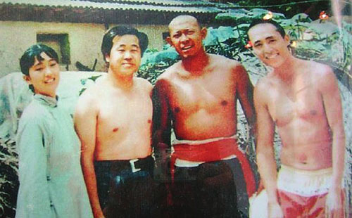 张艺谋姜文莫言光膀子照曝光巩俐保守不露(图)