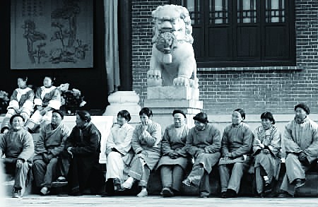“横漂”艰辛生活曝光群演曾被刘亦菲踢至淤青(图)