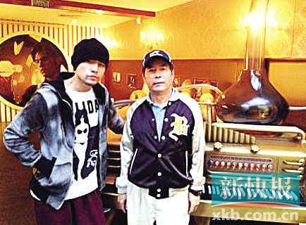 周杰伦与父亲合影曝光周父潮范装扮帅气拉风(图)
