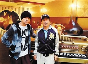 周杰伦与父亲罕见合影曝光周爸戴帽潮人打扮(图)