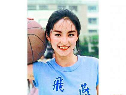 林青霞清纯少女照曝光浓眉大眼网友呼太美(图)
