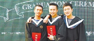 黄晓明邓超佟大为学士服合影曝光“老男人”也青涩