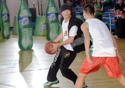 周杰伦回应狗仔冲突承认情绪激动骂“等你死”(图)