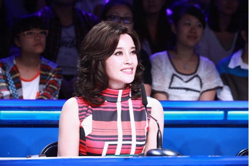 刘晓庆埋怨崔永元“霸占”春晚美艳外型被夸