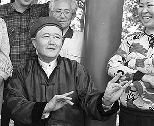 赵本山新戏翘兰花指变潮人大叔玩暗恋、相亲