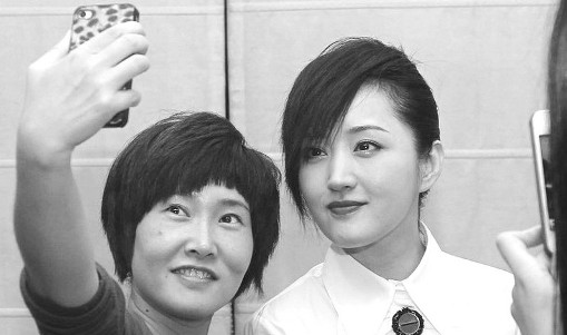 杨钰莹身穿黑白装帅气献艺与粉丝自拍无架子(图)