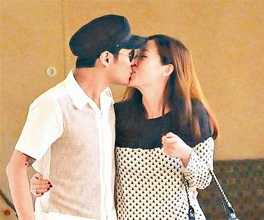 杜德伟视察结婚场地即兴弹琴女友拥抱热吻(图)