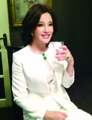 刘晓庆满身翡翠美艳华丽甜笑凝望露白牙(图)
