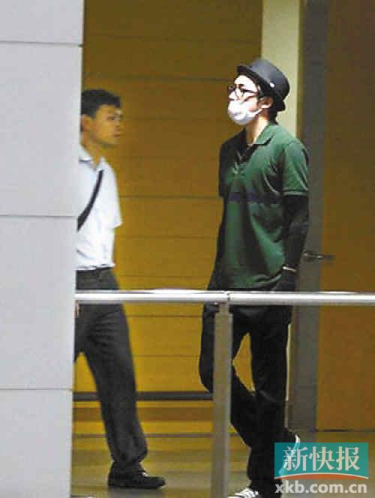 俞灏明口罩遮面消瘦近照曝光不时用手护腰(图)