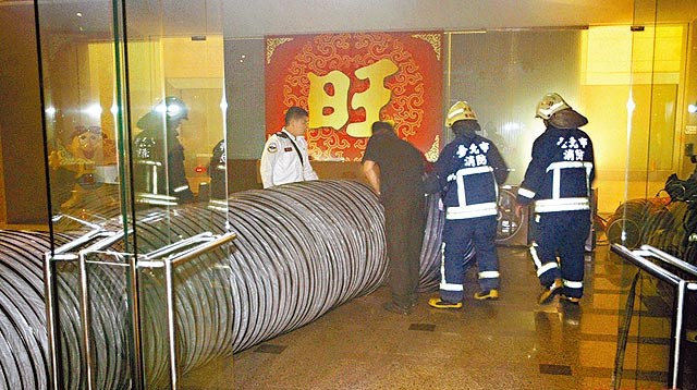 台湾电视台失火:主播当街播新闻陈汉典逃生