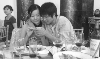 韩寒与妻子亲密照曝光2人头挨头玩手机(图)