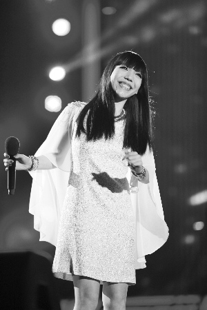“好声音”证实吴莫愁已签约依旧坚持回校上课