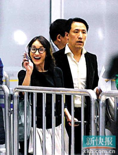 周迅深夜素颜走出机场无男人陪伴一人孤零零(图)