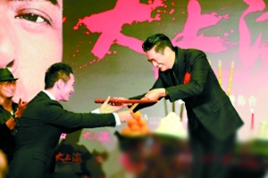 黄晓明跪地拜周润发为师发哥:我照顾baby吧