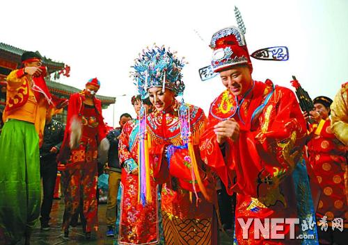 赵本山爱徒王小虎补办婚礼骑马敲锣高跷秧歌(图)
