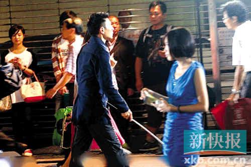 刘德华户外拍戏被认出面不改色专心扮盲人(图)