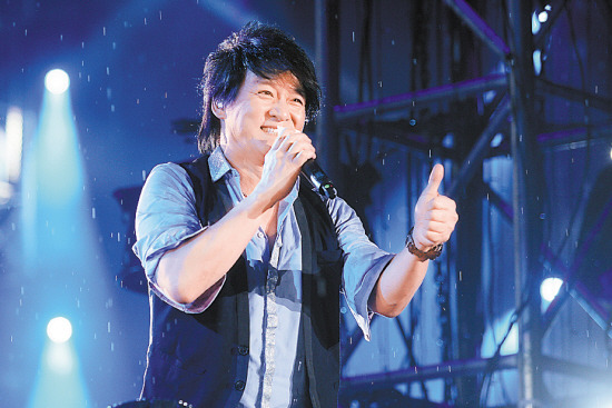 滚石群星雨中领唱“万人KTV”杜德伟偷吻苏慧伦