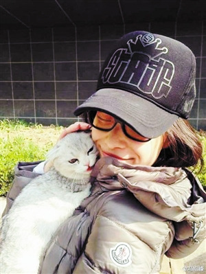 冯绍峰晒倪妮抱猫照爱猫脸被挤扁眼歪斜(图)