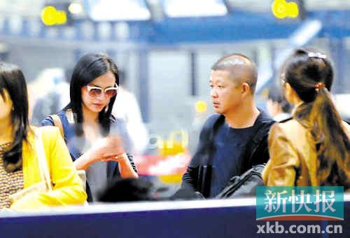姚晨机场满脸倦意男友曹郁独自办理值机手续(图)
