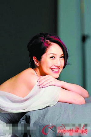 杨千嬅面色红润大露美背希望喂孩子吃母乳到半岁