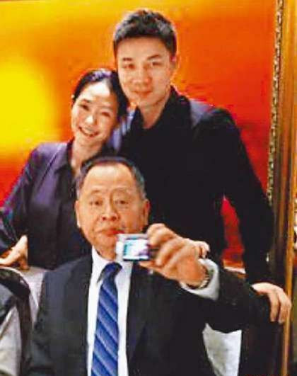 S爸肝癌病逝大小S陪伴昔日父女温馨合照曝光(图)