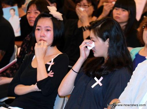 大小S陪亡父最后一程欲简单办天主教追思会(图)