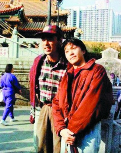 周星驰“撒娇”照曝光头靠钟镇涛肩膀小鸟依人(图)