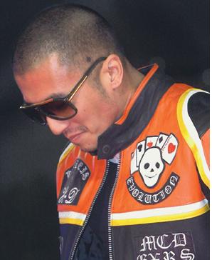 谢霆锋做头部手术缝5针母亲全程陪伴父亲不知情